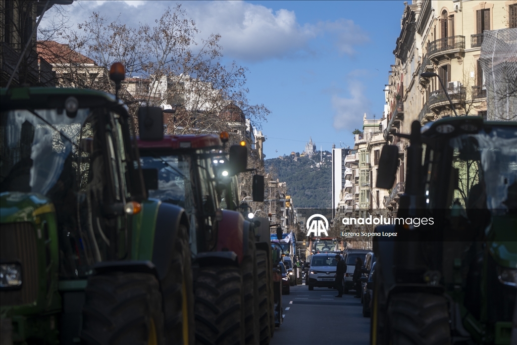 Farmers return to Barcelona with tractors to mark two years since agrarian protests