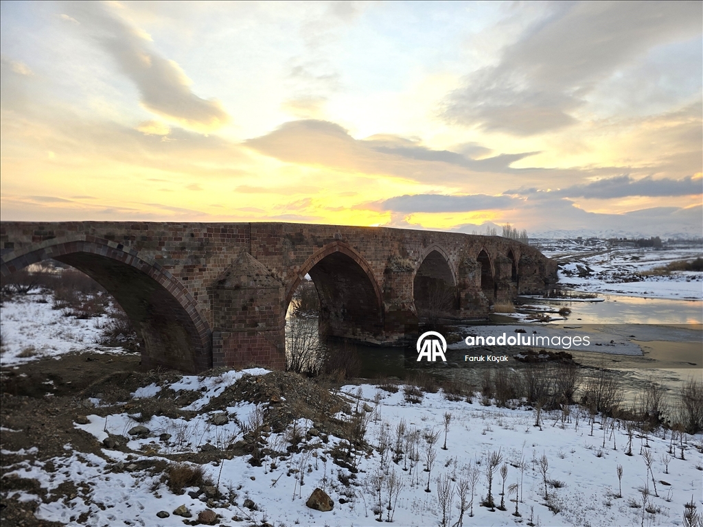 Erzurum'da çevresi karla kaplanan 728 yıllık tarihi köprü güzel görüntü oluşturdu