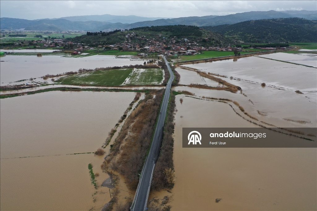 Aydın'da Büyük Menderes Nehri taştı, ekili alanlar su altına kaldı