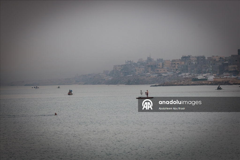Gazze'deki Filistinli balıkçılar tehlikeli olmasına rağmen mesleklerine devam ediyor