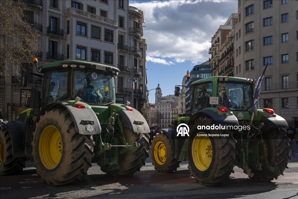 Farmers return to Barcelona with tractors to mark two years since agrarian protests