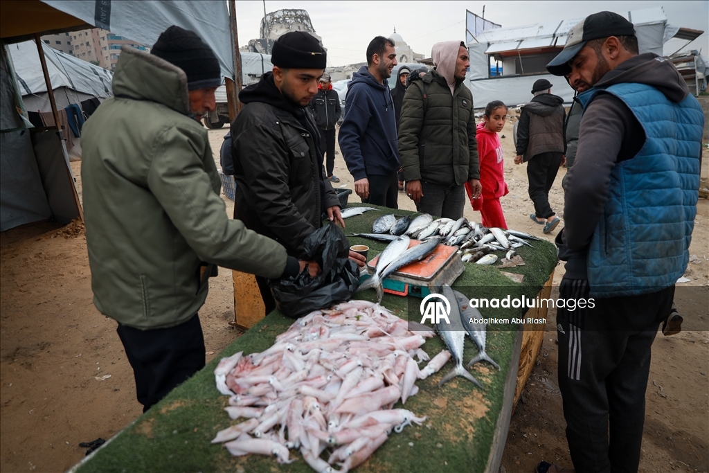 Gazze'deki Filistinli balıkçılar tehlikeli olmasına rağmen mesleklerine devam ediyor