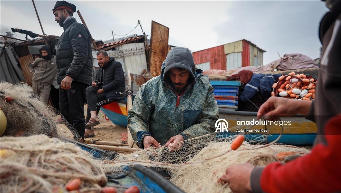 Gazze'deki Filistinli balıkçılar tehlikeli olmasına rağmen mesleklerine devam ediyor