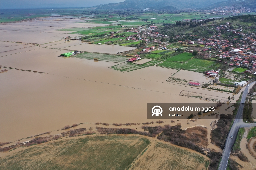Aydın'da Büyük Menderes Nehri taştı, ekili alanlar su altına kaldı