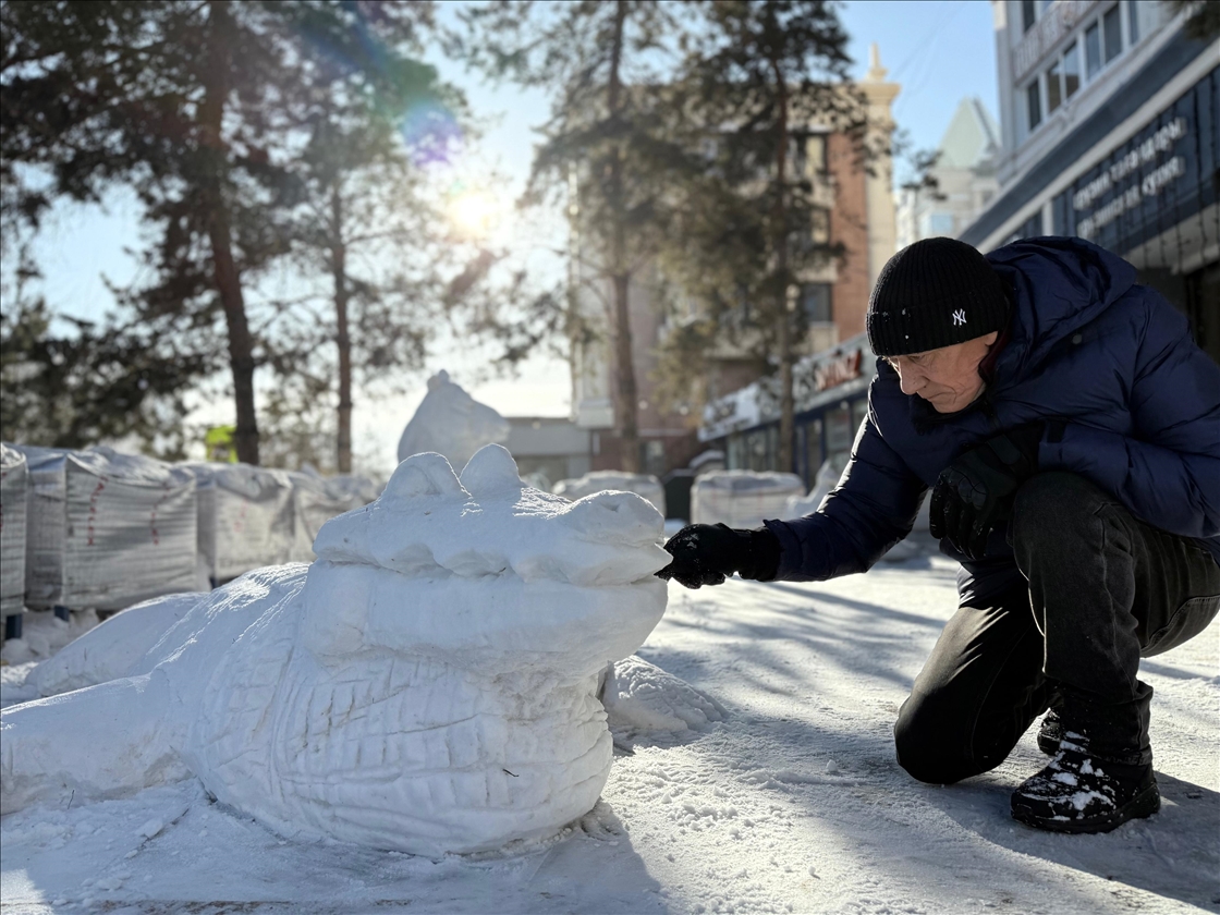 Мужчина из Астаны превращает очищаемый снег в произведения искусства