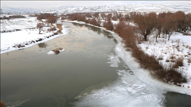 Erzurum'da çevresi karla kaplanan 728 yıllık tarihi köprü güzel görüntü oluşturdu