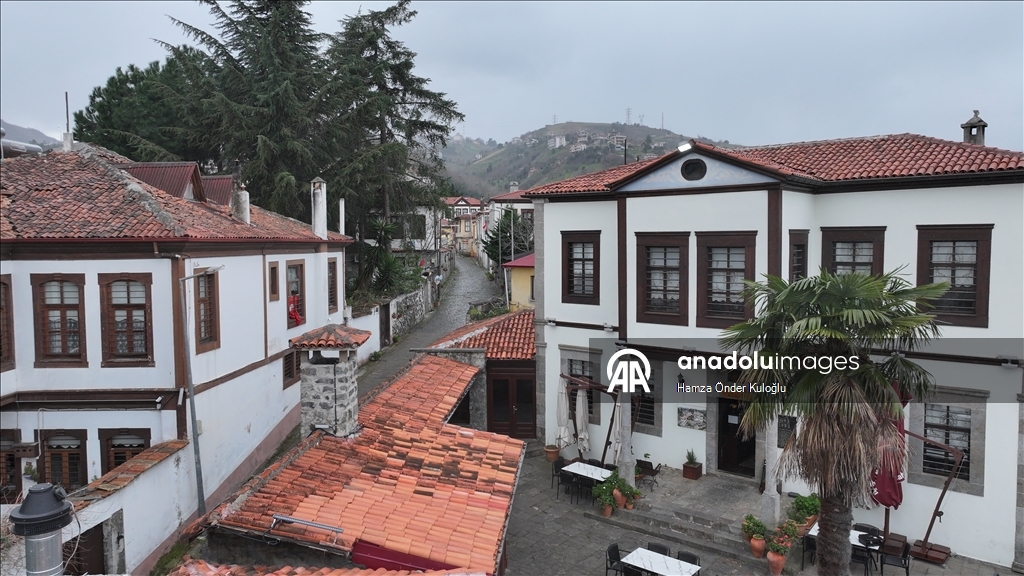 Trabzon'daki Orta Mahalle ziyaretçilerini tarihi güzellikleri keşfe çıkarıyor