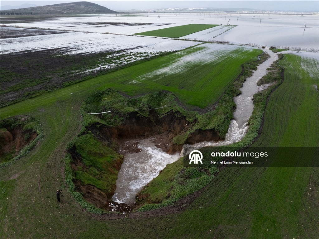 Tarlaları su altında kalan çiftçiler, açtıkları kuyular ve düdenlerle suyu yer altına aktarıyor