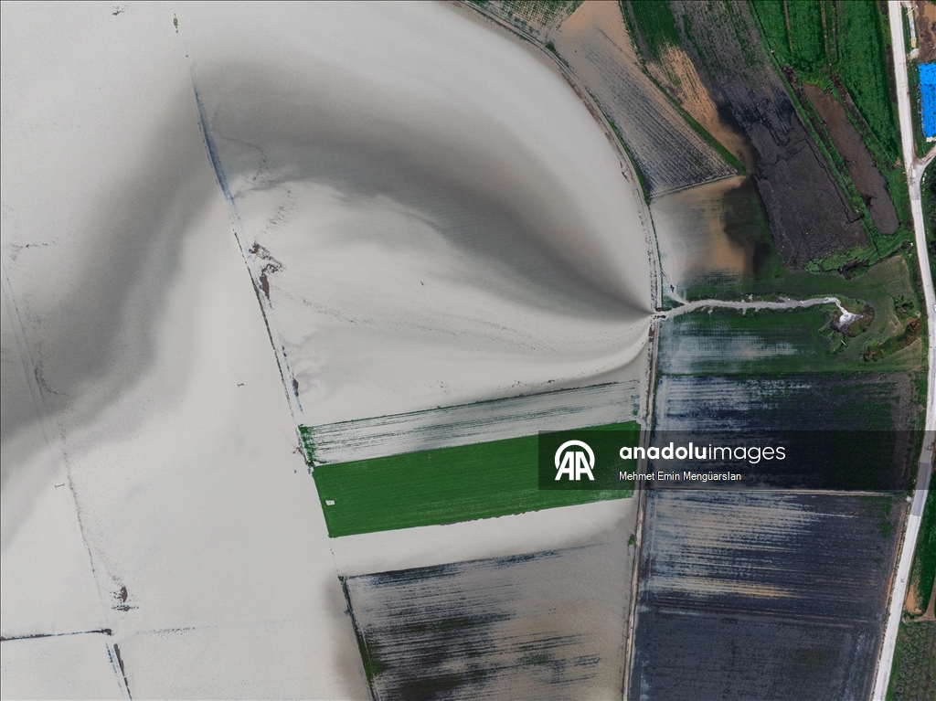 Tarlaları su altında kalan çiftçiler, açtıkları kuyular ve düdenlerle suyu yer altına aktarıyor