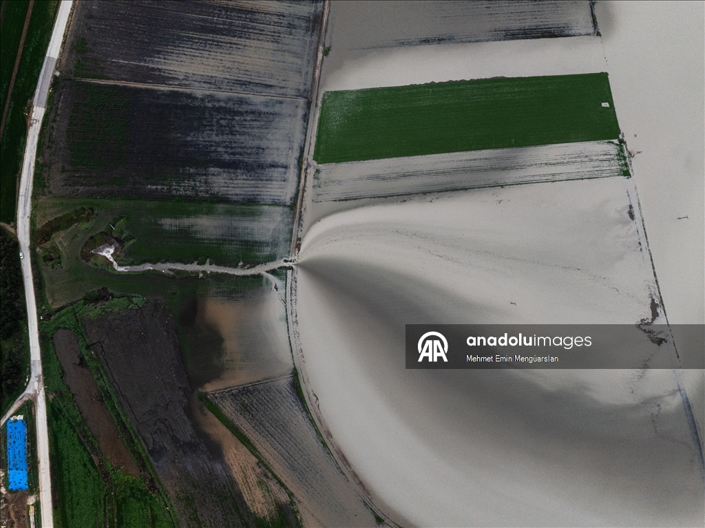 Tarlaları su altında kalan çiftçiler, açtıkları kuyular ve düdenlerle suyu yer altına aktarıyor