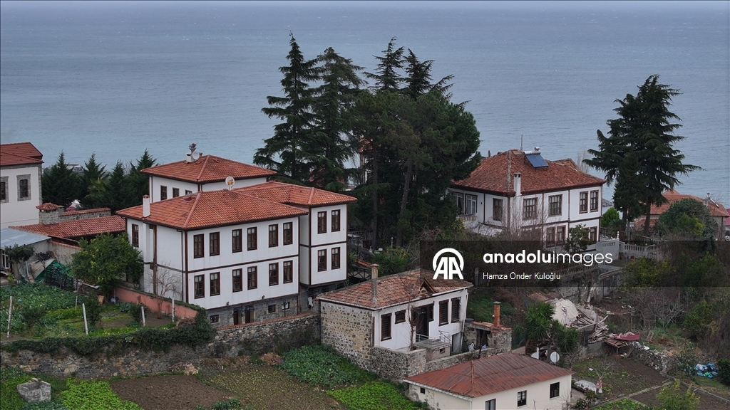 Trabzon'daki Orta Mahalle ziyaretçilerini tarihi güzellikleri keşfe çıkarıyor