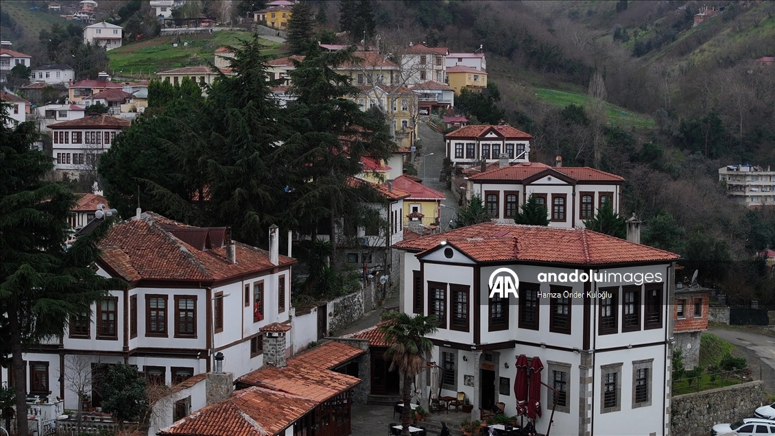 Trabzon'daki Orta Mahalle ziyaretçilerini tarihi güzellikleri keşfe çıkarıyor