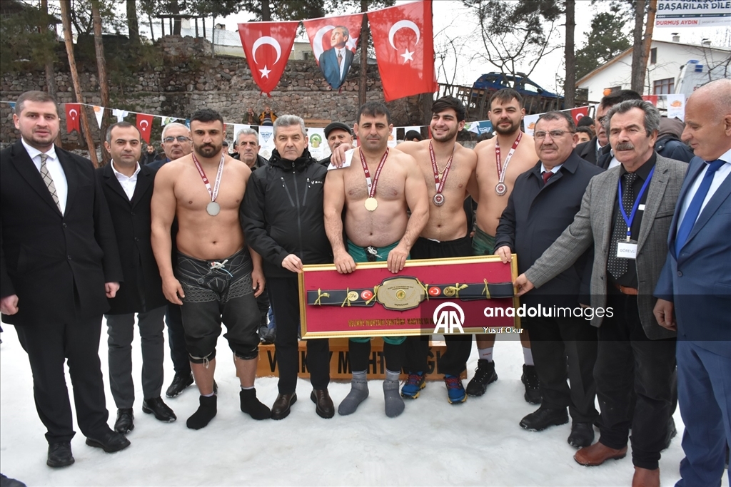 Artvin'de 29. Kar Üstü Karakucak Güreşleri yapıldı