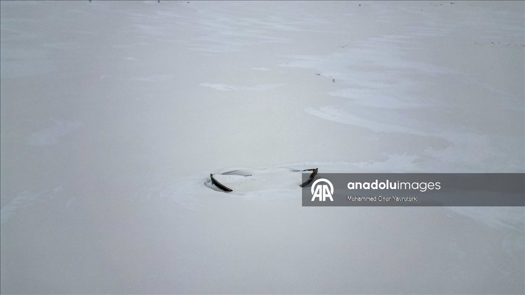 Erzurum'da soğuk havanın etkisiyle Köyceğiz Göleti'nin yüzeyi buz tuttu