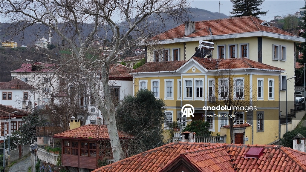 Trabzon'daki Orta Mahalle ziyaretçilerini tarihi güzellikleri keşfe çıkarıyor