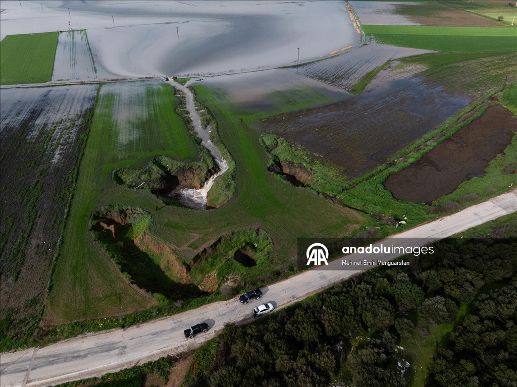 Tarlaları su altında kalan çiftçiler, açtıkları kuyular ve düdenlerle suyu yer altına aktarıyor
