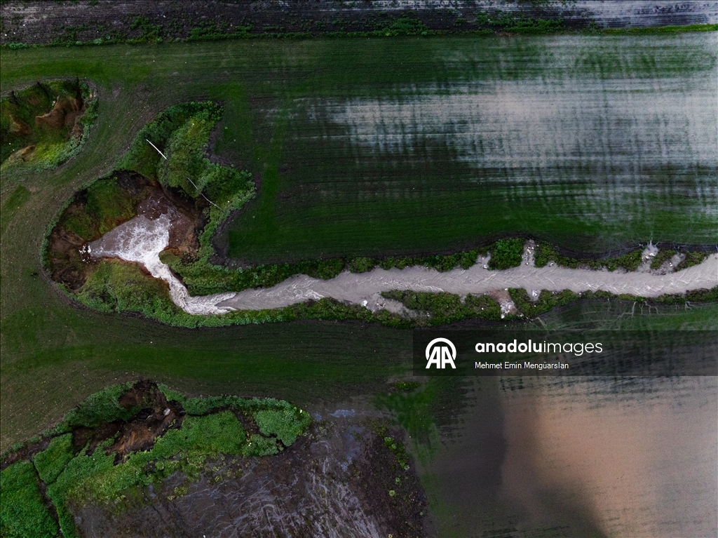 Tarlaları su altında kalan çiftçiler, açtıkları kuyular ve düdenlerle suyu yer altına aktarıyor
