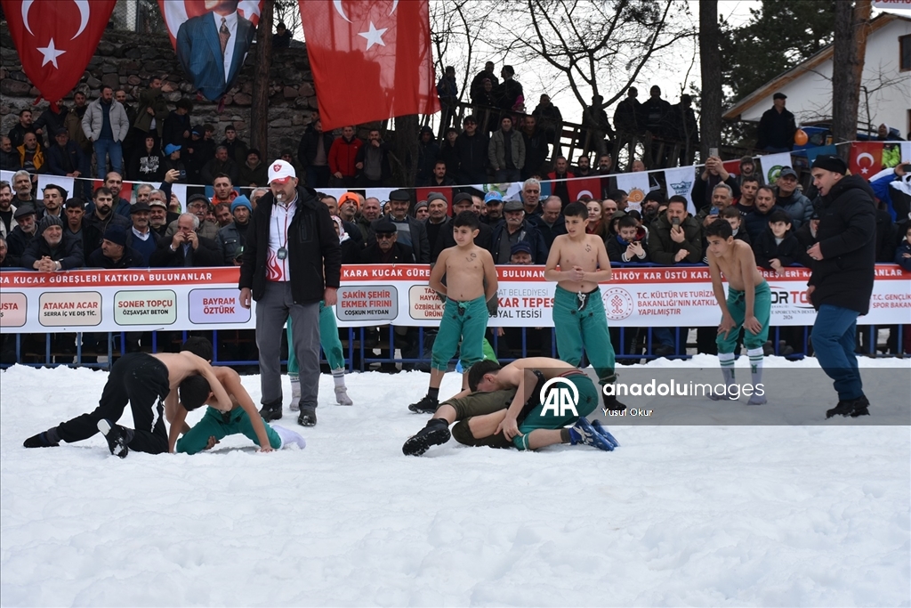 Artvin'de 29. Kar Üstü Karakucak Güreşleri yapıldı