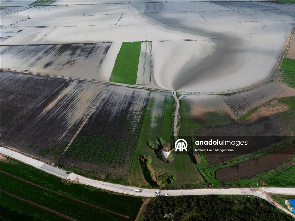 Tarlaları su altında kalan çiftçiler, açtıkları kuyular ve düdenlerle suyu yer altına aktarıyor
