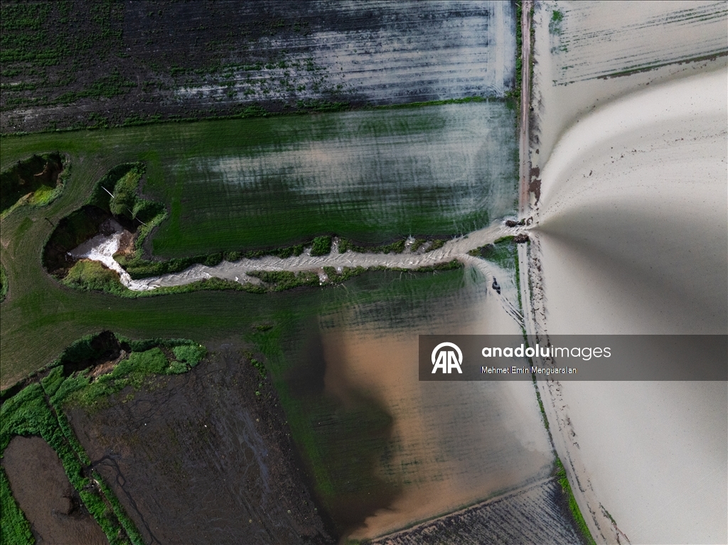 Tarlaları su altında kalan çiftçiler, açtıkları kuyular ve düdenlerle suyu yer altına aktarıyor