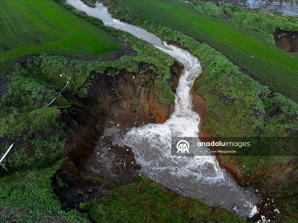 Tarlaları su altında kalan çiftçiler, açtıkları kuyular ve düdenlerle suyu yer altına aktarıyor