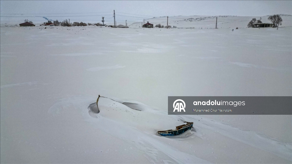 Erzurum'da soğuk havanın etkisiyle Köyceğiz Göleti'nin yüzeyi buz tuttu