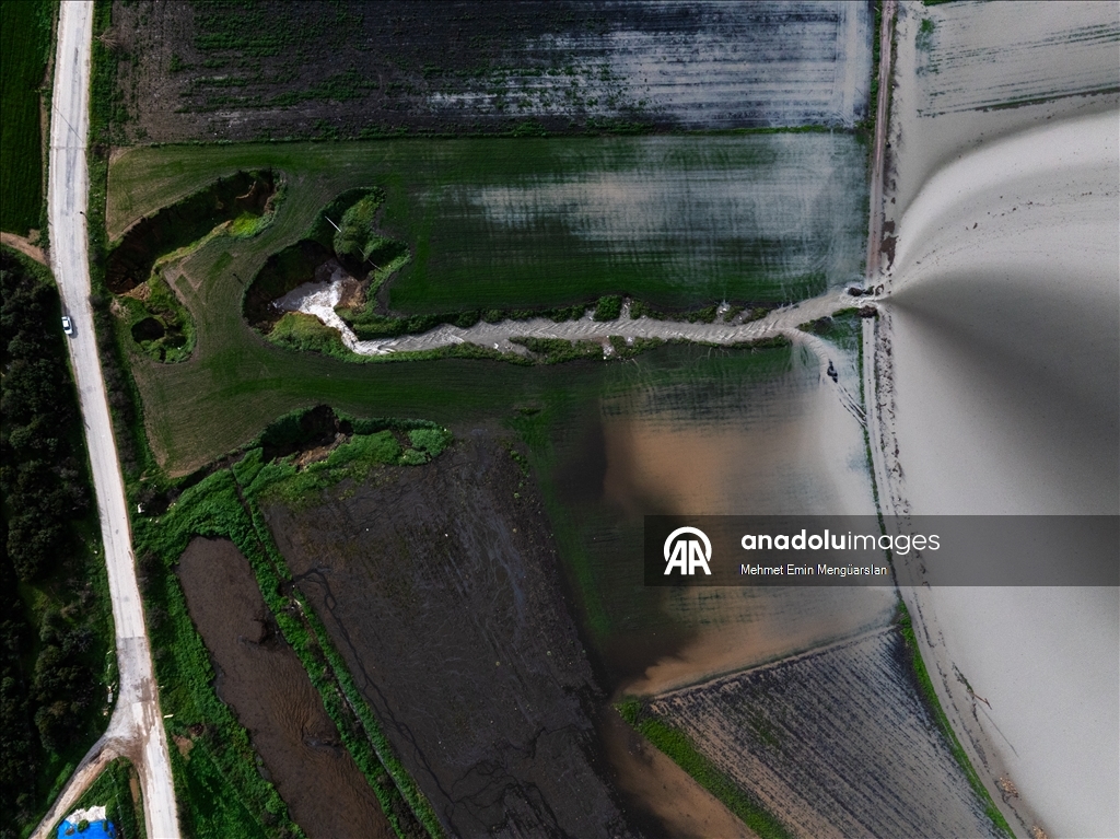 Tarlaları su altında kalan çiftçiler, açtıkları kuyular ve düdenlerle suyu yer altına aktarıyor