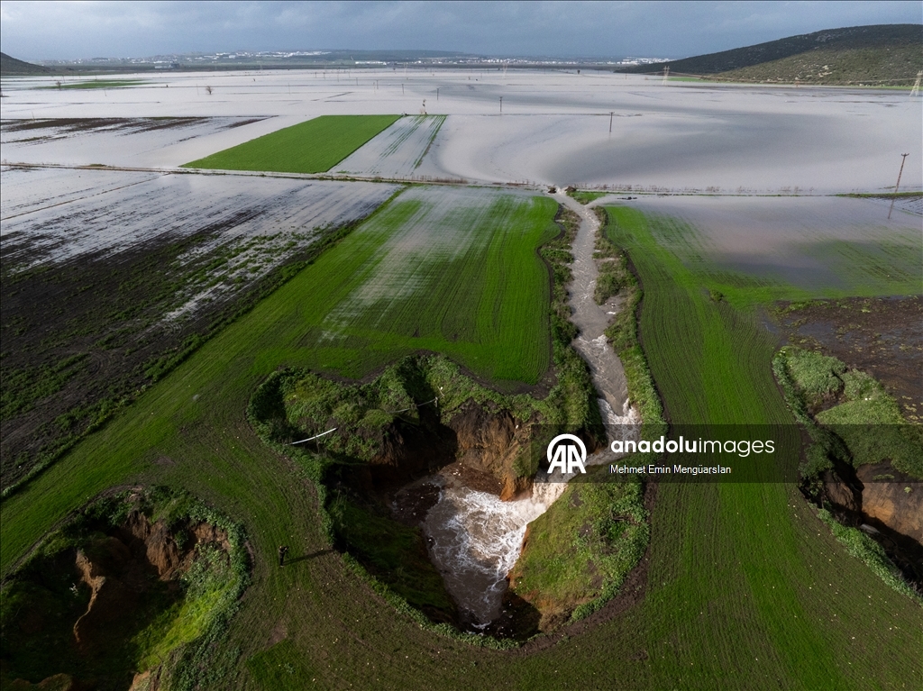 Tarlaları su altında kalan çiftçiler, açtıkları kuyular ve düdenlerle suyu yer altına aktarıyor