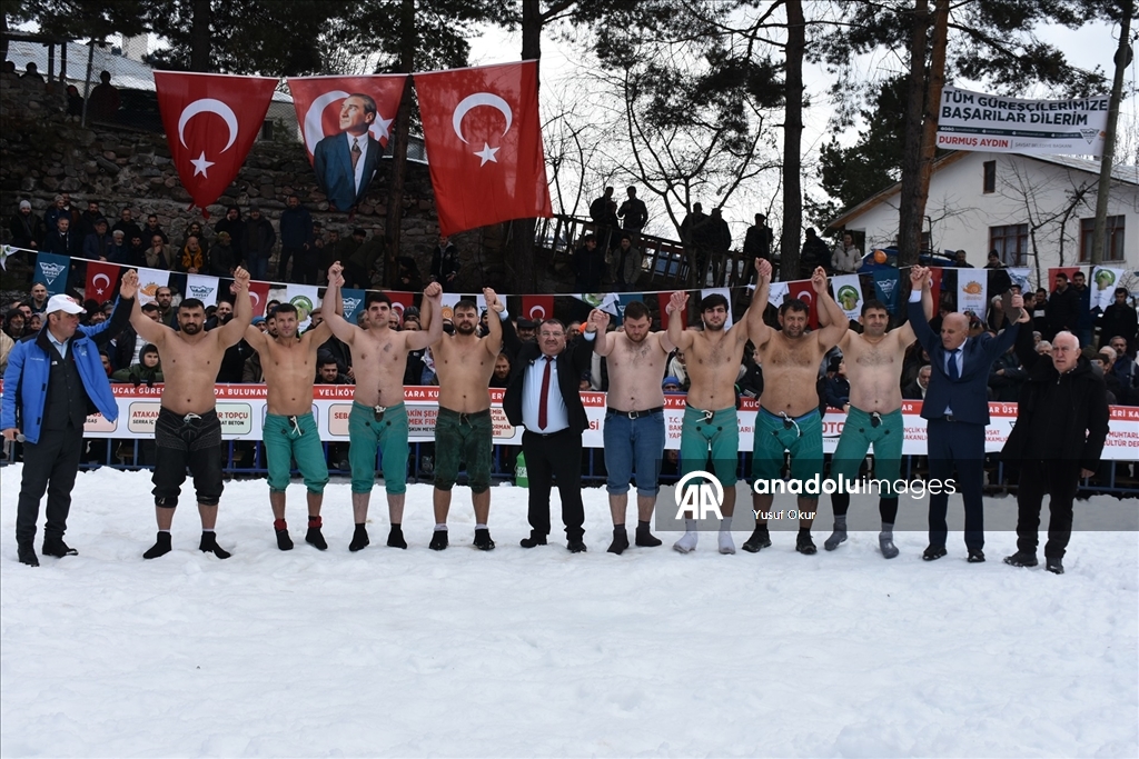 Artvin'de 29. Kar Üstü Karakucak Güreşleri yapıldı