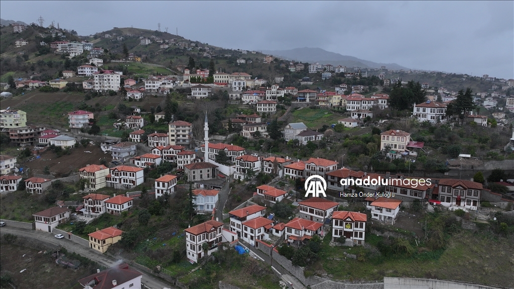 Trabzon'daki Orta Mahalle ziyaretçilerini tarihi güzellikleri keşfe çıkarıyor