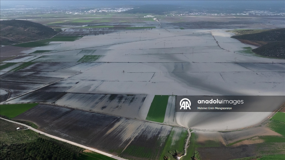 Tarlaları su altında kalan çiftçiler, açtıkları kuyular ve düdenlerle suyu yer altına aktarıyor