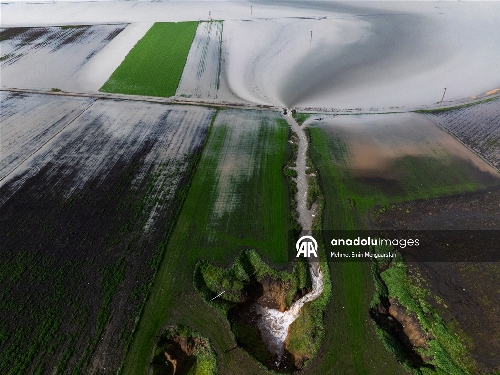 Tarlaları su altında kalan çiftçiler, açtıkları kuyular ve düdenlerle suyu yer altına aktarıyor
