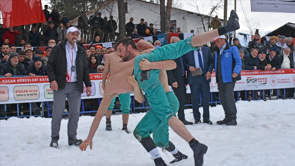 Artvin'de 29. Kar Üstü Karakucak Güreşleri yapıldı