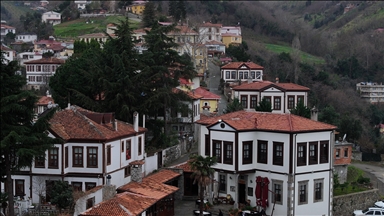 Trabzon'daki Orta Mahalle ziyaretçilerini tarihi güzellikleri keşfe çıkarıyor