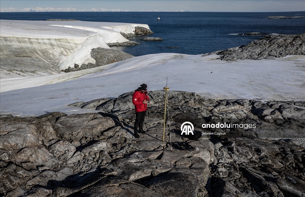 Türk bilim insanları 10. kez Beyaz Kıta’daki evleri Türk Bilimsel Araştırma Kampı'na ulaştı