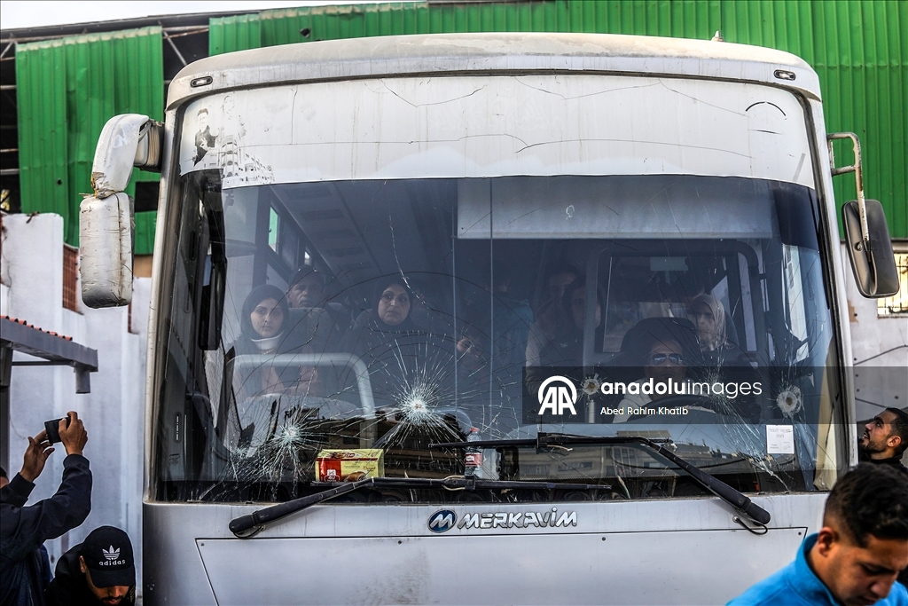 الهلال الأحمر الفلسطيني ينقل 44 مريضًا ومرافقًا من خان يونس إلى معبر رفح