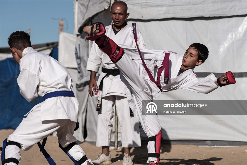 Gazze’de karate antrenörü Şakliye çadır kampındaki çocuklara eğitim veriyor