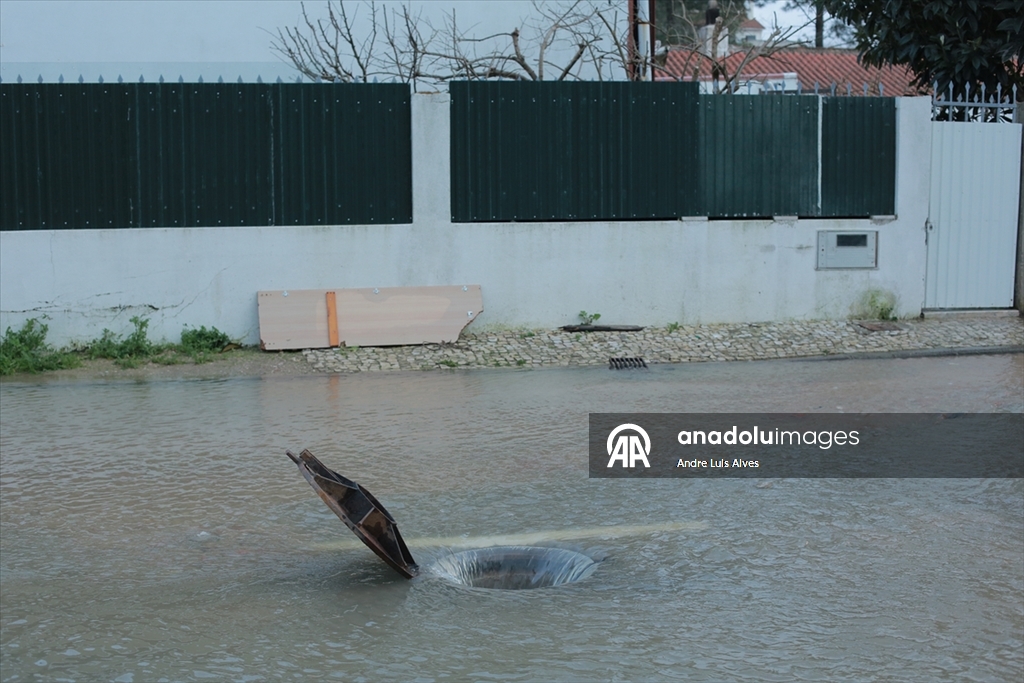 Portekiz'de sel nedeniyle cadde ve sokaklar su altında kaldı