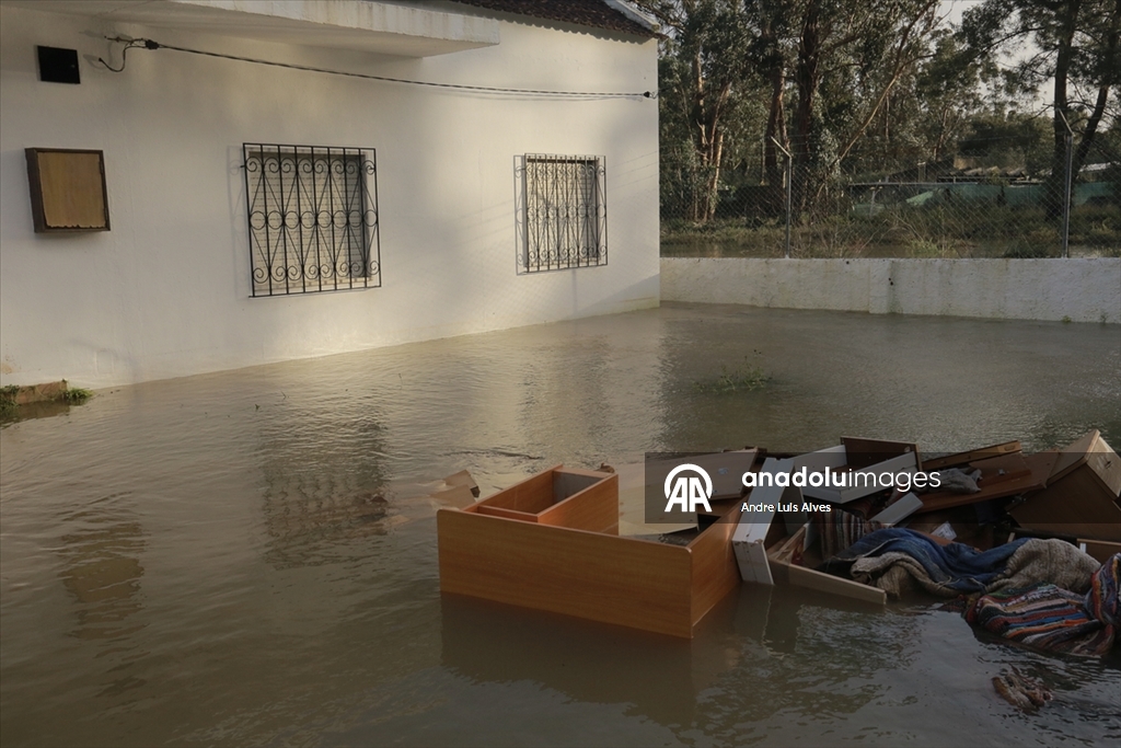 Portekiz'de sel nedeniyle cadde ve sokaklar su altında kaldı