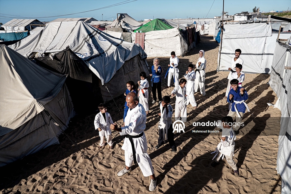 Gazze’de karate antrenörü Şakliye çadır kampındaki çocuklara eğitim veriyor
