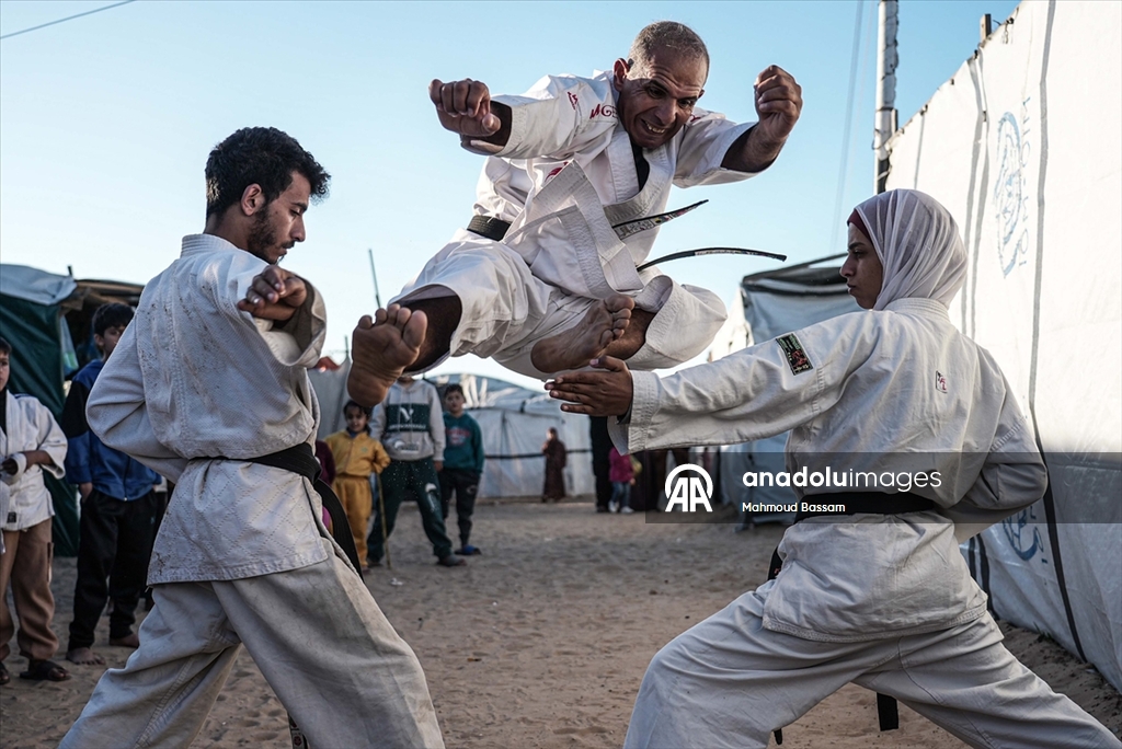 Gazze’de karate antrenörü Şakliye çadır kampındaki çocuklara eğitim veriyor