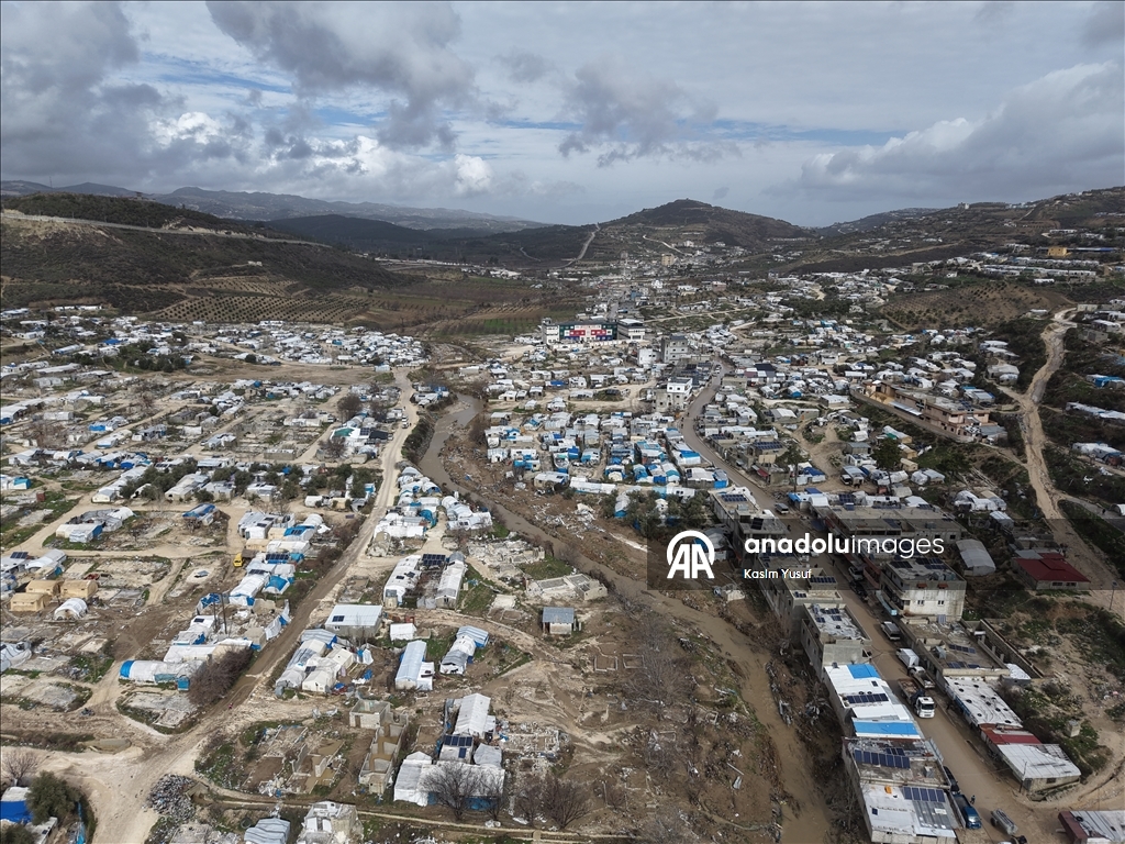 Suriye'nin İdlib ilinde şiddetli yağışlar 15 kampı vurdu, 300 çadır kullanılamaz hale geldi