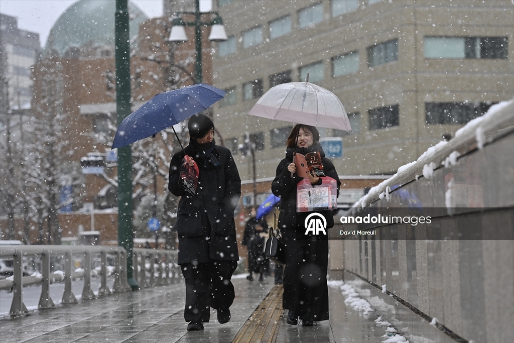 Japonya’nın başkenti Tokyo’da yılın ilk karı yağdı