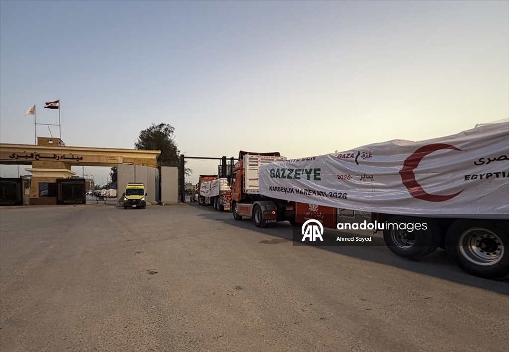 Gazze’ye insani yardım yüklü tırların geçişi sürüyor