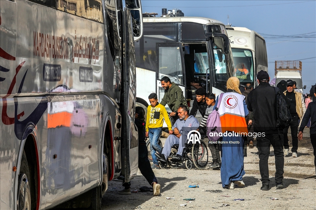 الهلال الأحمر الفلسطيني ينقل 44 مريضًا ومرافقًا من خان يونس إلى معبر رفح