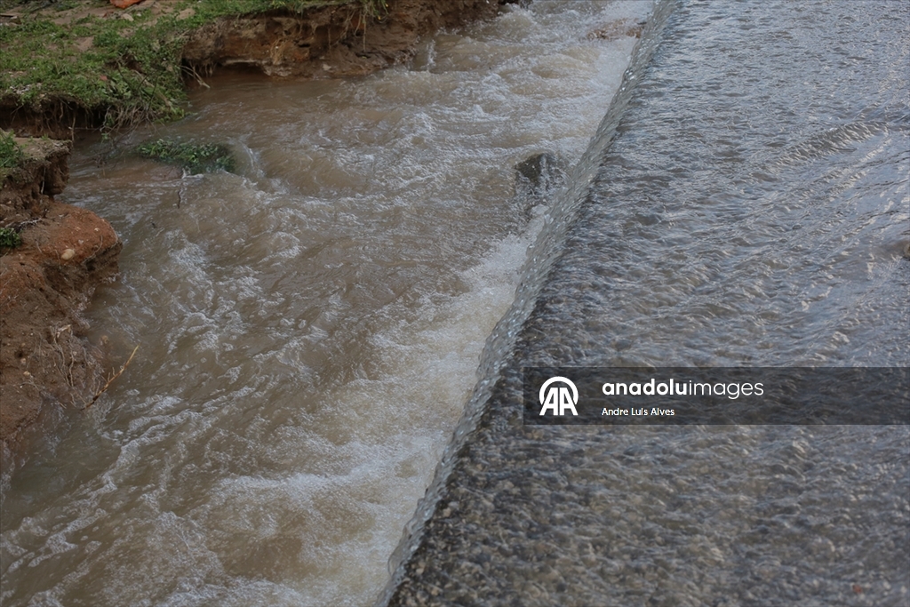 Portekiz'de sel nedeniyle cadde ve sokaklar su altında kaldı