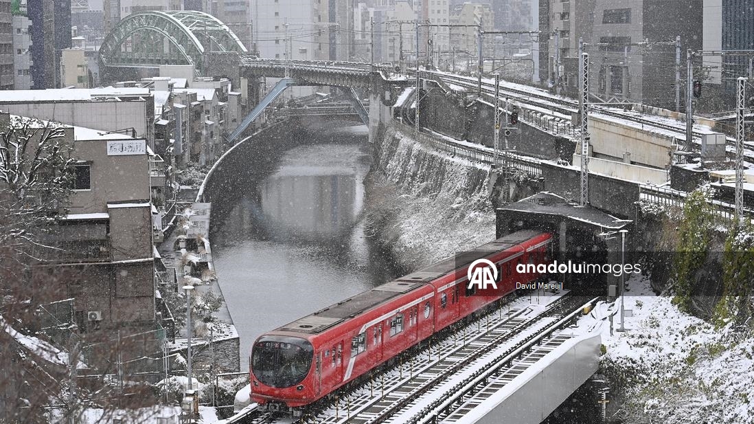 Japonya’nın başkenti Tokyo’da yılın ilk karı yağdı