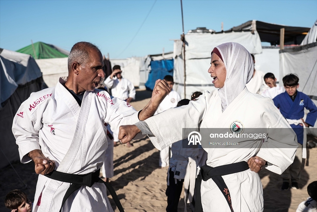 Gazze’de karate antrenörü Şakliye çadır kampındaki çocuklara eğitim veriyor