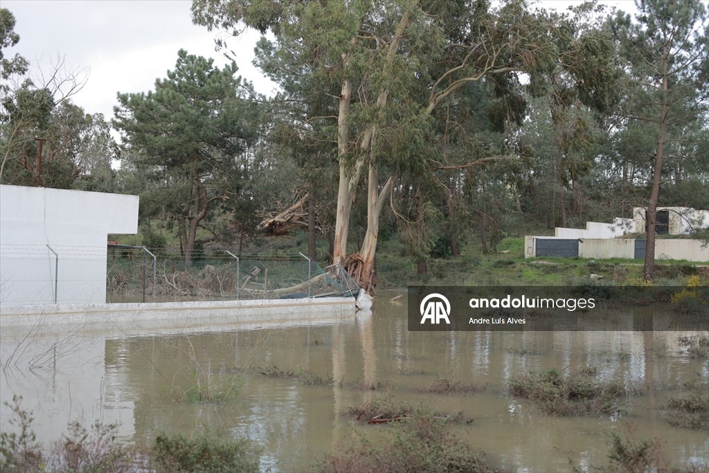 Portekiz'de sel nedeniyle cadde ve sokaklar su altında kaldı
