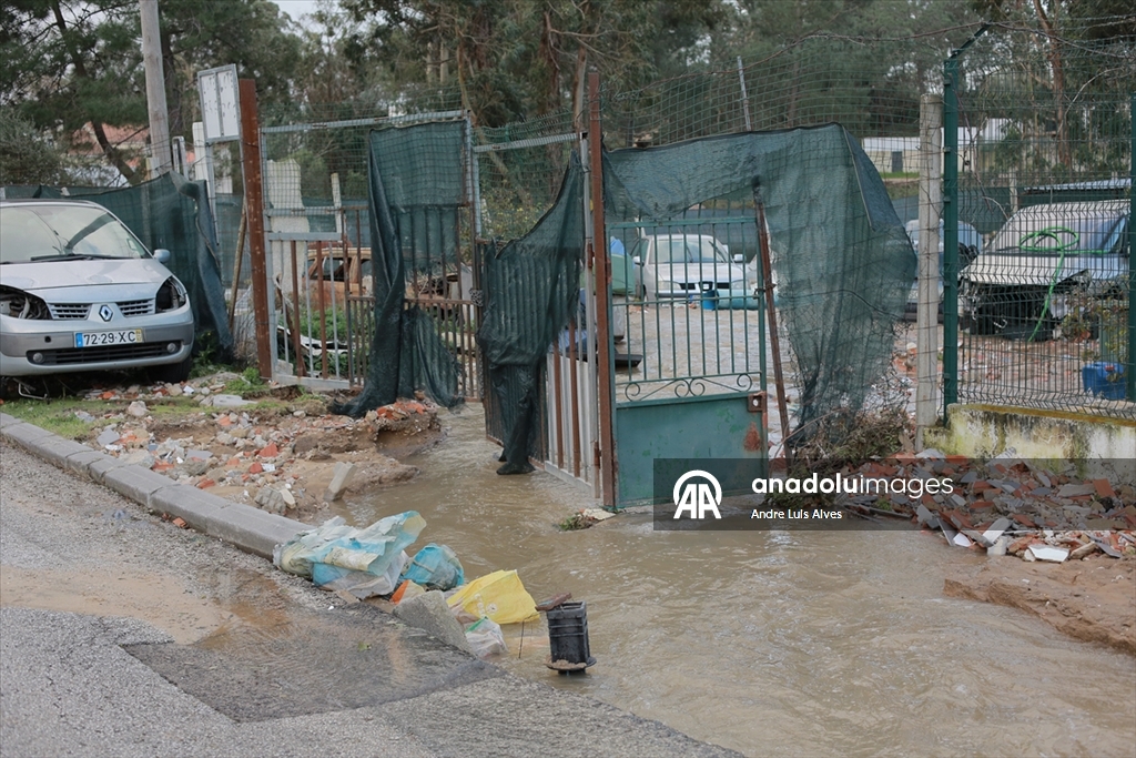 Portekiz'de sel nedeniyle cadde ve sokaklar su altında kaldı
